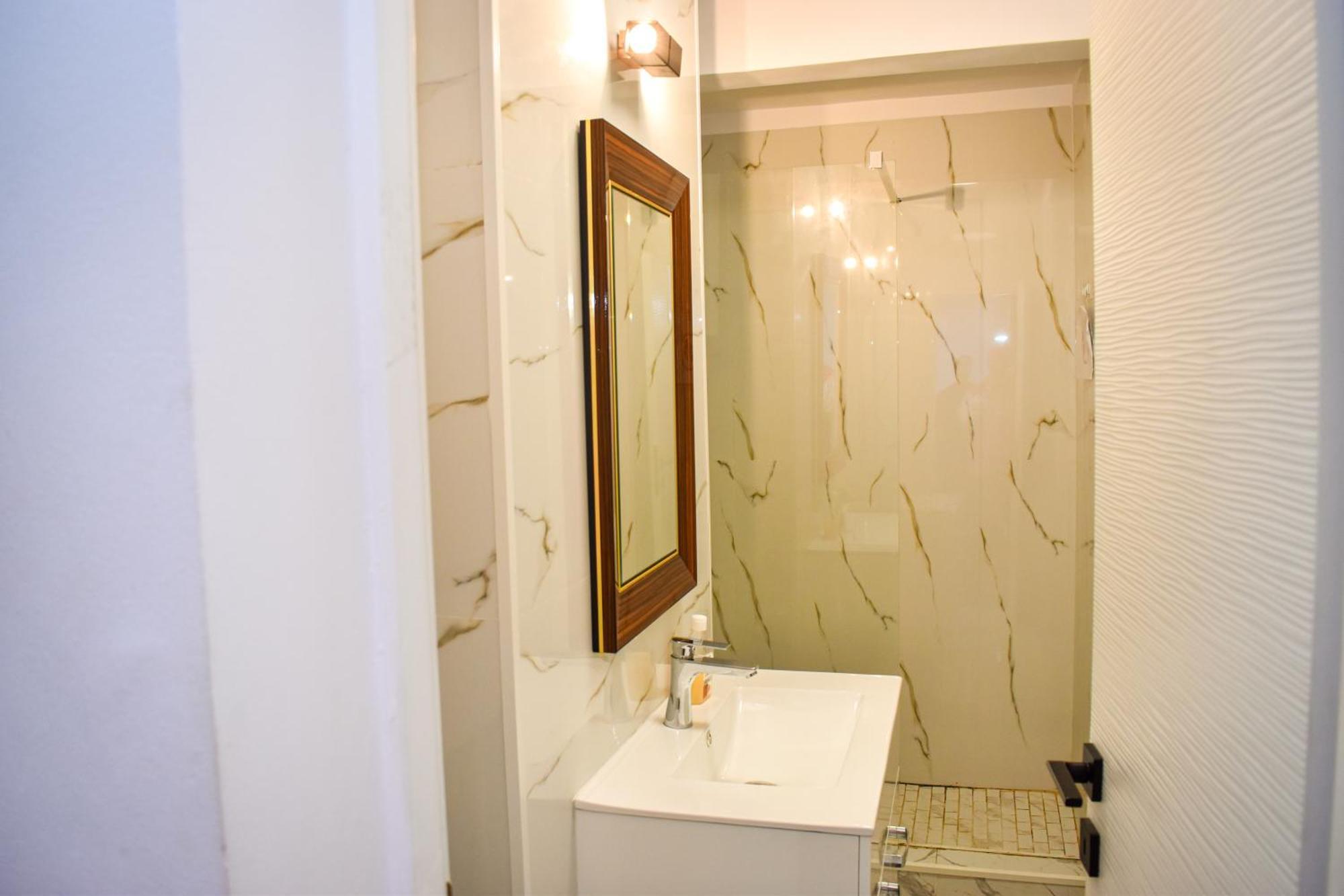 Downtown By Chr Luxury Apartament *